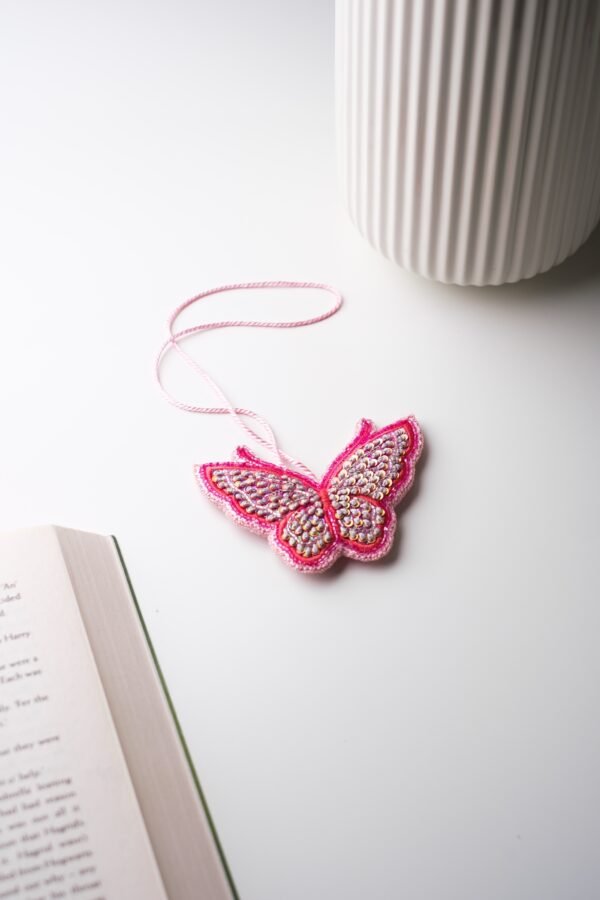ميدالية مطرّزة - Hand-Embroidered Charm